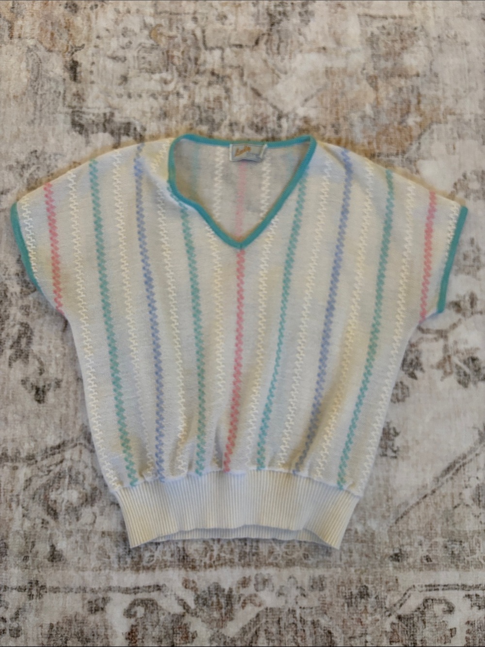 Vintage ‘80s style V-neck short-sleeve sweater